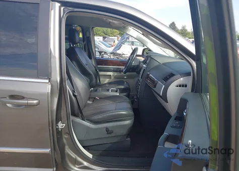 2010 Chrysler Town & Country Touring Plus из США, поврежденный, VIN 2A4RR8DX1AR387940